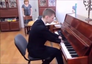 Elleri olmayan gencin piyano performansı