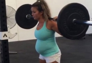 Hamile kadın 40 kiloluk halteri kaldırdı