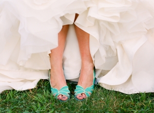 Yaz gelinlerinin yeni modası: Renkli ayakkabılar