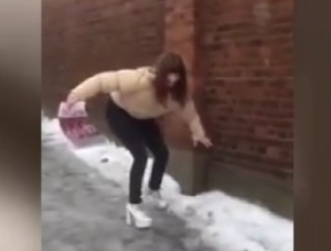 Topuklu ayakkabı giyen kadının buzla imtihanı