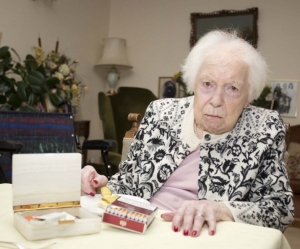 Yaşlı kadın hayatı boyunca bir buçuk milyon sigara içti